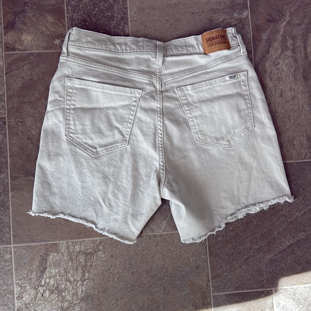 Levi's Women's heritage easy, cream Denim Shorts size 8/W 29